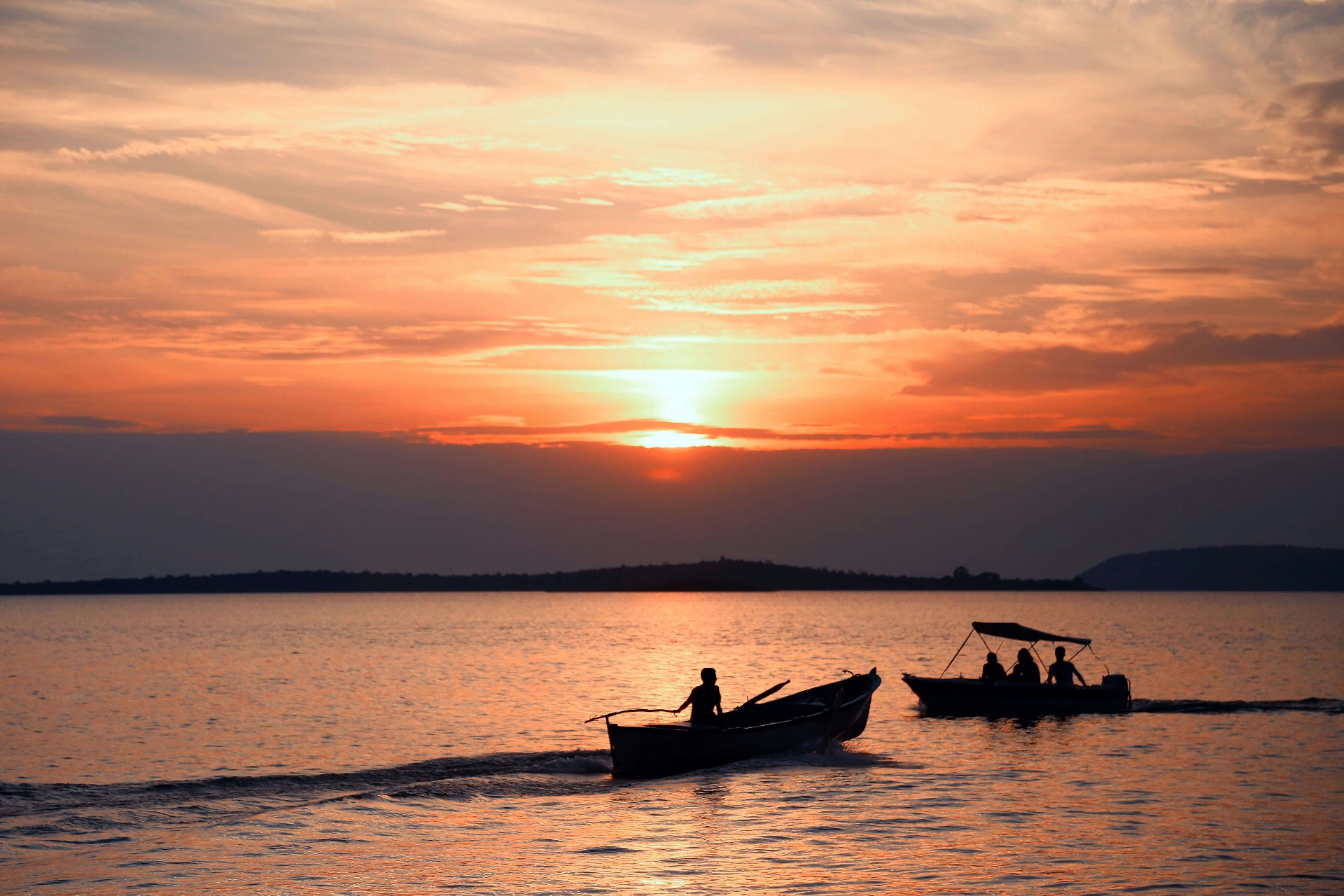 Barche al tramonto sul mare — chi siamo Scoperta Lenta, viaggi lenti e autentici